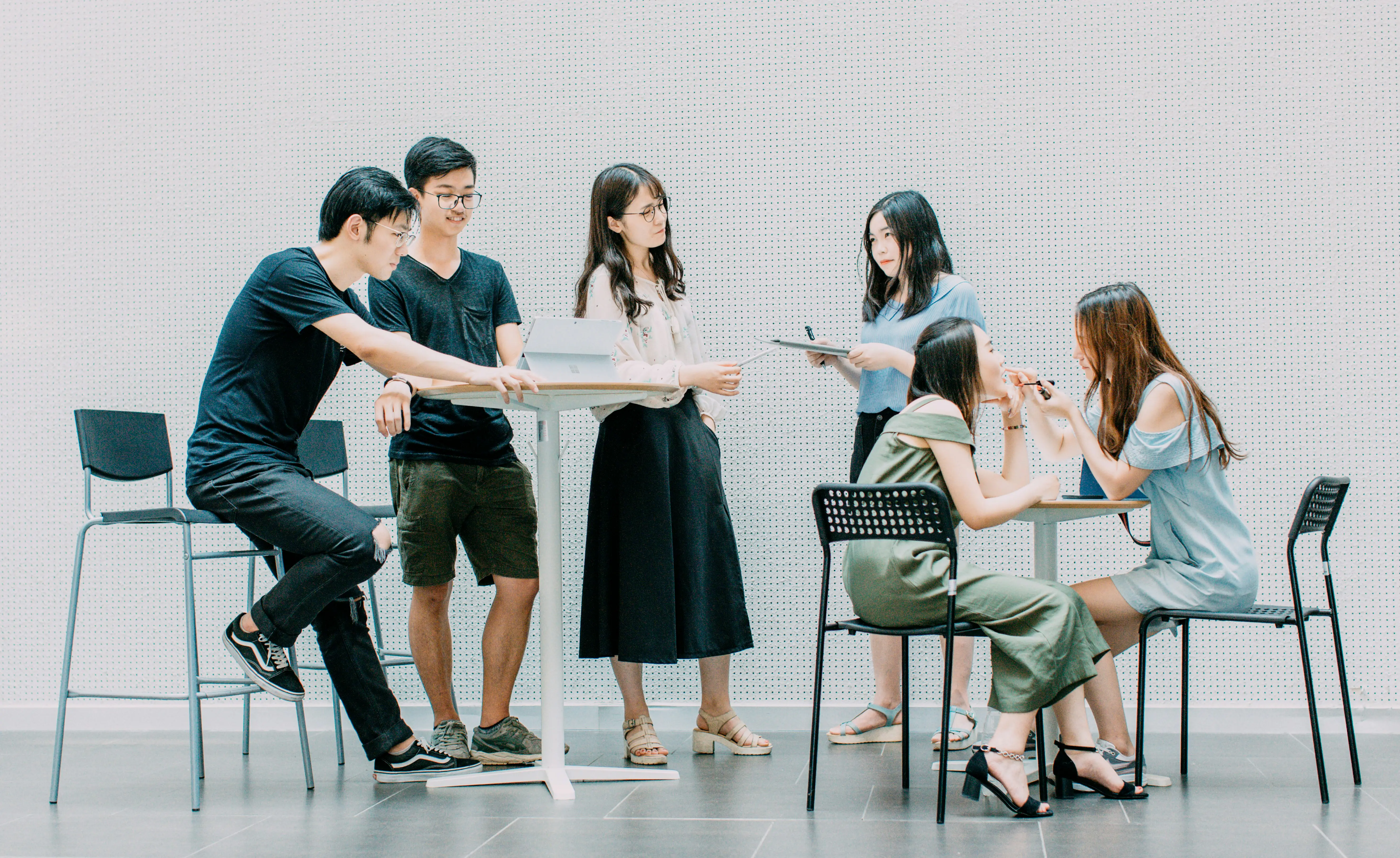 Sourcing Agent vs. Alibaba: Which Strategy Wins for Scaling? 8 sourcing-agent-experts-in-a-meeting