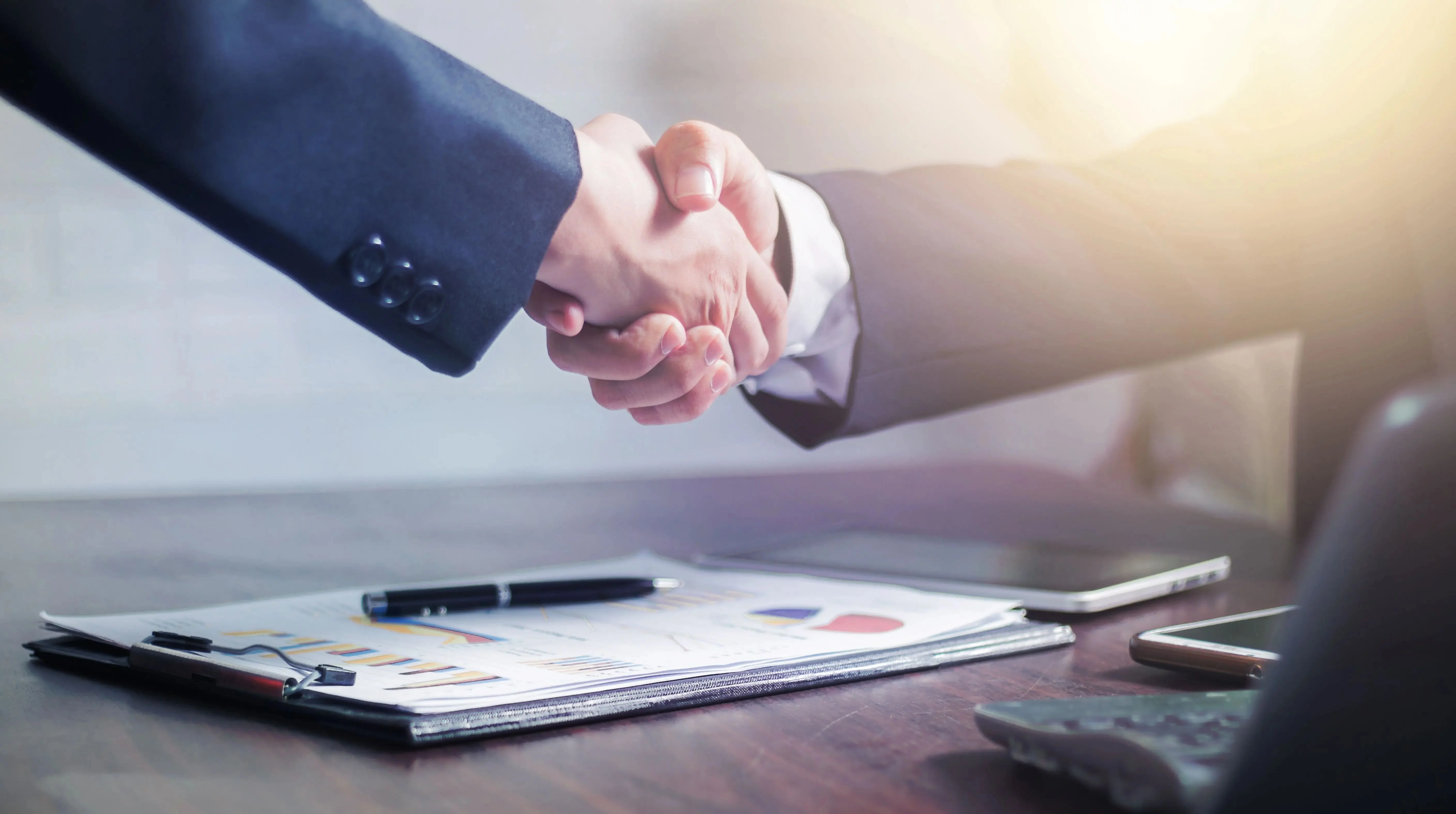 What Is Yiwu Trading? A Beginner's Guide for Global Importers 9 two-businesspeople-shake-hands-following-a-successful-collaboration-on-yiwu-trading