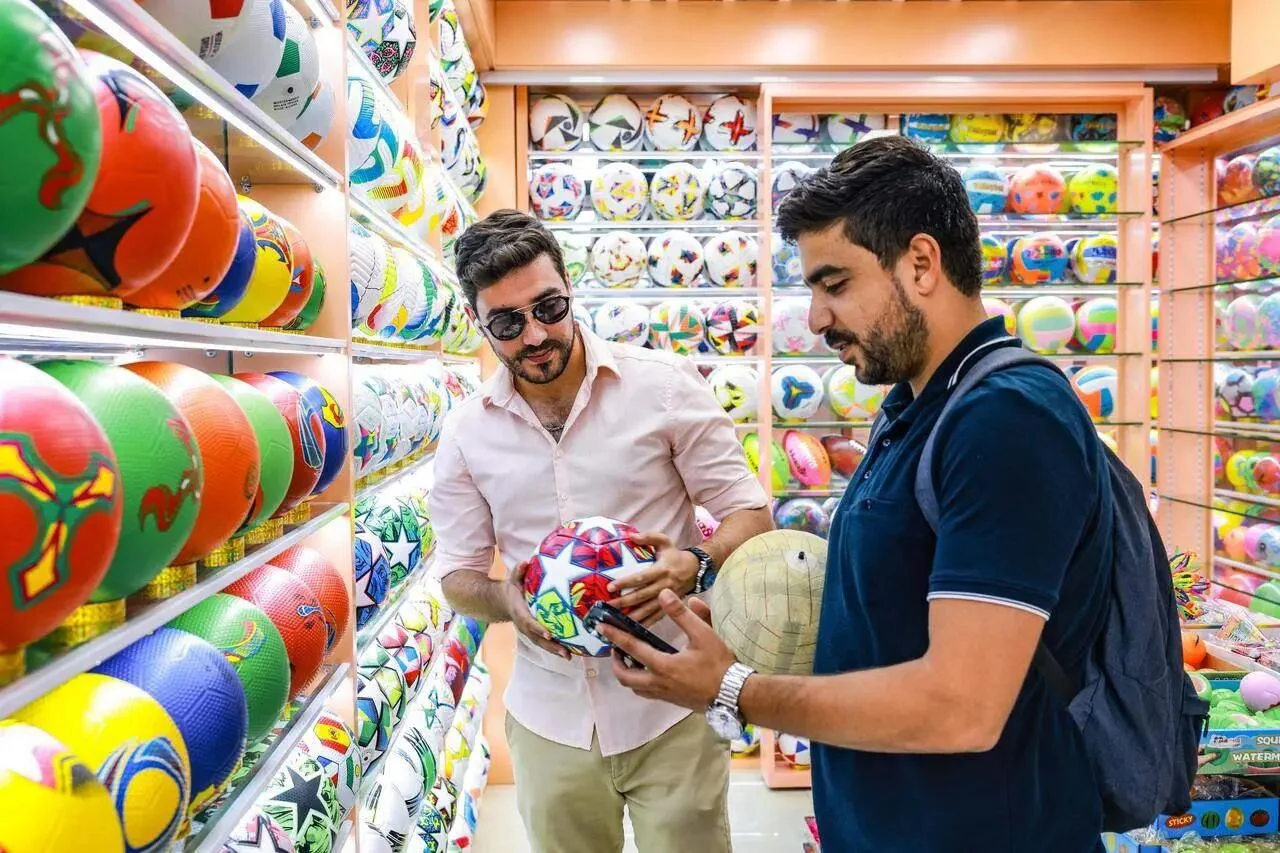 Beyond World Cup Merch: Yiwu Wholesale Sporting Goods and Fitness Accessories Explained 10 foreign-businesspeople-are-purchasing-sporting-goods-at-yiwu-market